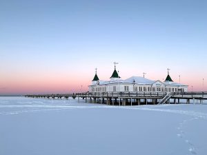 Winterwunderland: Wenn es auf Usedom geschneit hat, ist die Landschaft wie in Watte gepackt. Hier die Seebrücke in Ahlbeck. Foto: © Berger/Pixabay
