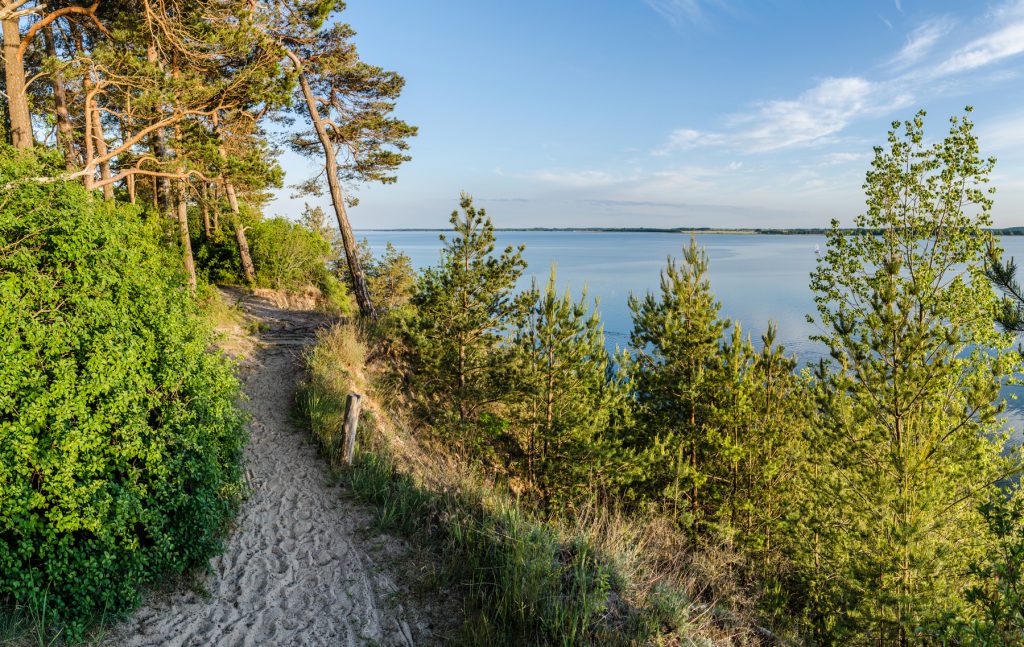 Blick von der Steilküste der Halbinsel Gnitz auf das Achterwasser.
