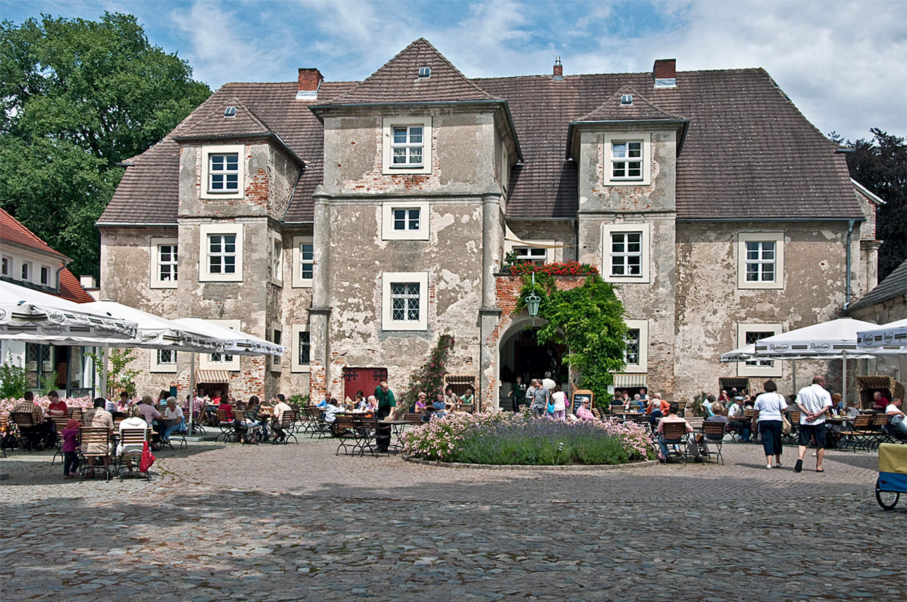 Im Sommer lädt der Schlosshof in Mellenthin zum Verweilen bei Kaffee und Kuchen ein.
