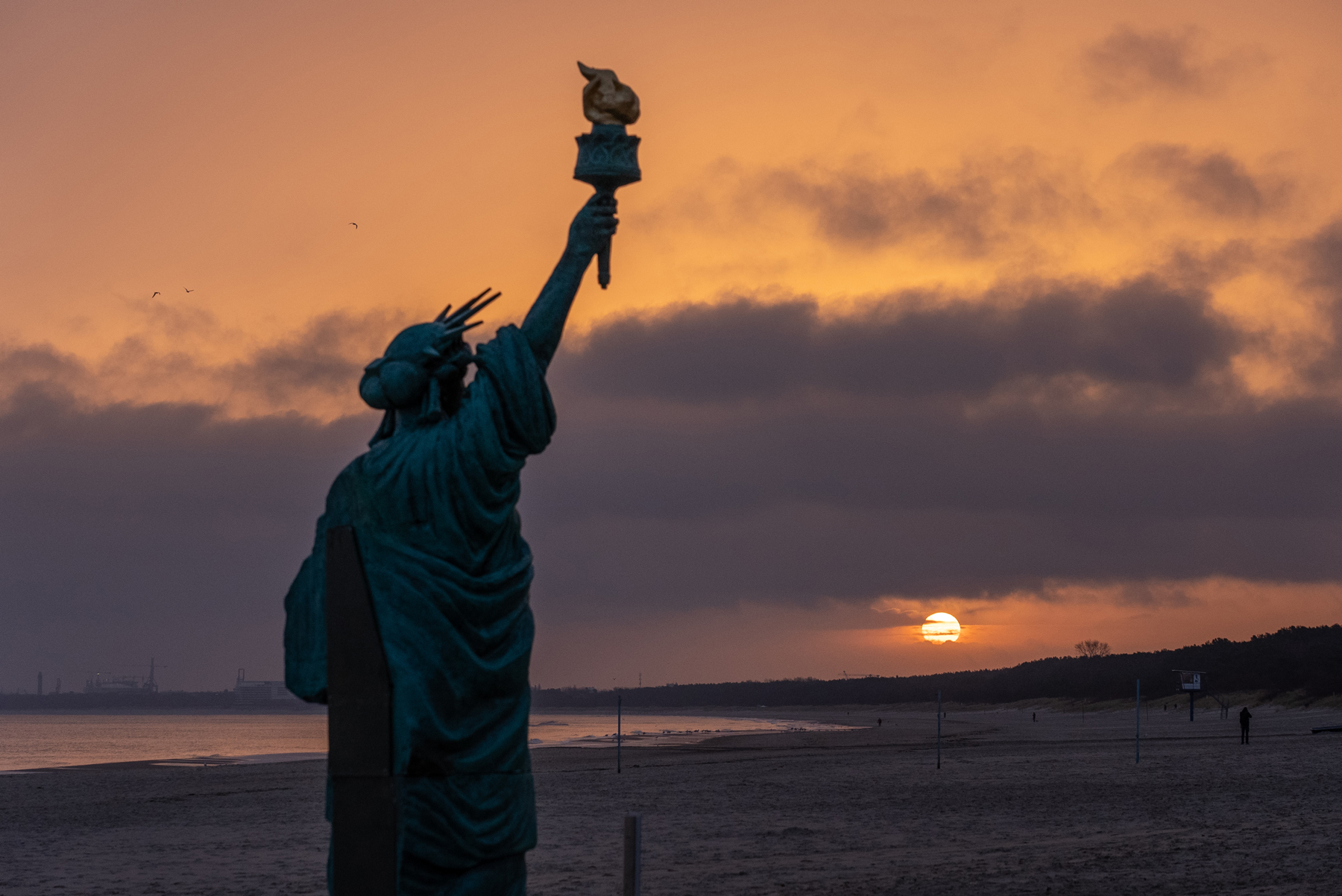 Der Freiheit entgegen – Lady Liberty am Ostseestrand.