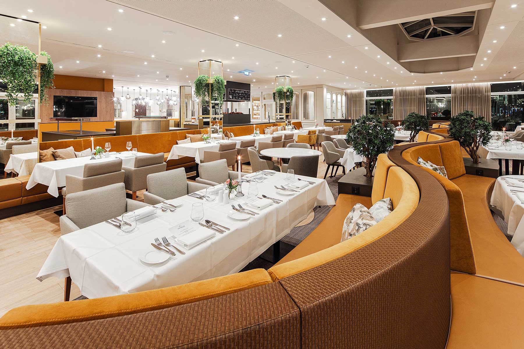 Modernes Ambiente im historischen Umfeld: das Dünenblick Restaurant im Ostseehotel wird von seinen Gästen wegen der regionalen Küche geschätzt.