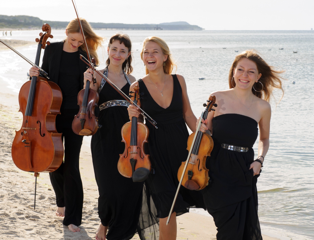 Vier Musikerinnen des Baltic Sea Orchestras am Strand von Ahlbeck foto: © Irène Zandel (signum); Peter adamik (baltic sea orchestra); Kaupo Kikkas (Liis jürgens)