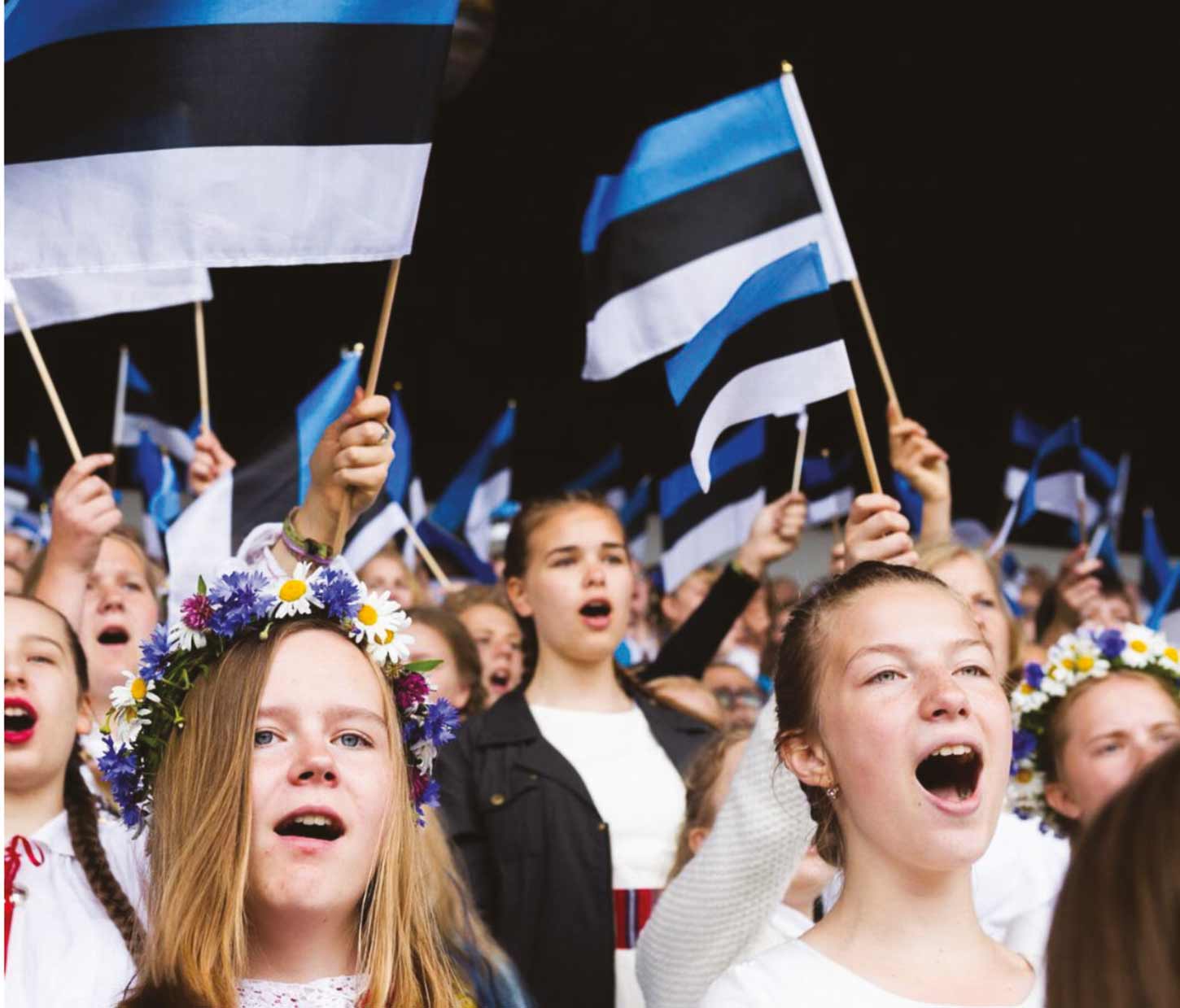 Gemeinsames Singen ist in Estland weit verbreitet. Das Usedomer Musikfestival würdigt das mit einem eigenen Programm. Fotos: © Sony Pictures (the song of names); usedomer musikfestival (sängerfest, thomas hummel); david_franklin (buch) © stock.adobe.com