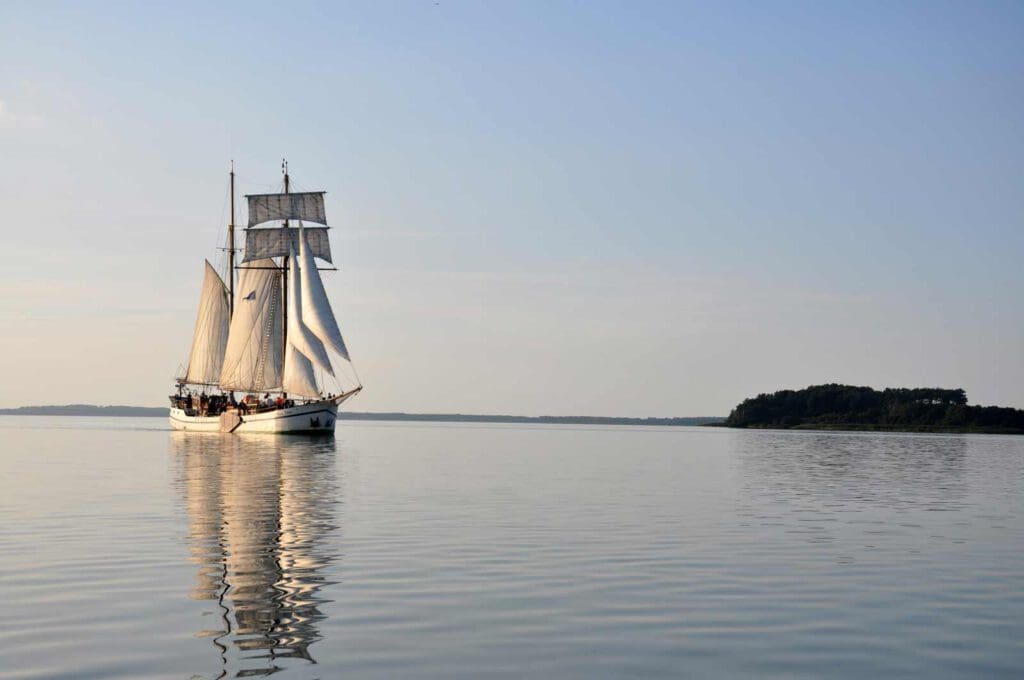 Die Weisse Düne ist ein holländisches Plattbodenschiff, das keinen Kiel hat und deswegen auch in flachen Gewässern fahren kann. FOTO: Mandy Knuth, fotograefinnen.de