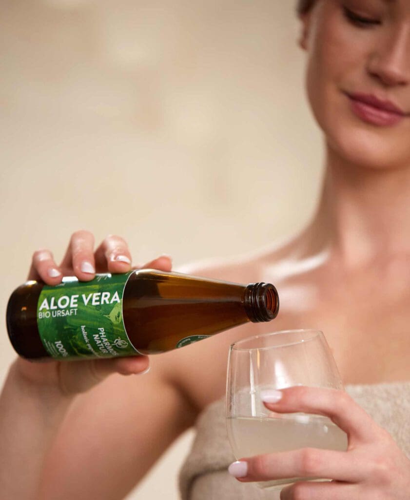 Aloe Vera, den Feuchtigkeit spendenden Saft der gleichnamigen Pflanze, gibt es zur äußerlichen Anwendung, aber auch als Trinkgel.